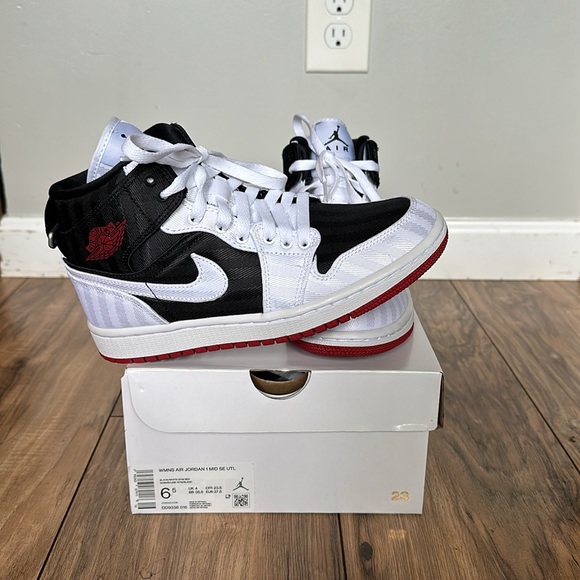 WMNS AIR JORDAN 1 MID SE - Picture 1 of 9